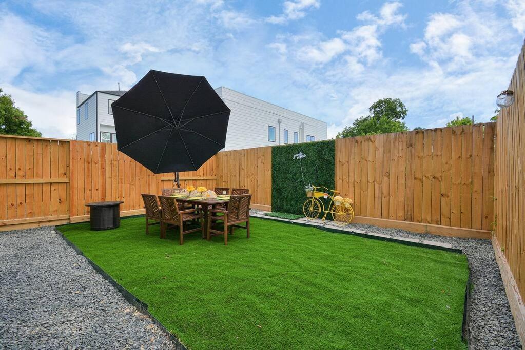 Blissful Getaway Home With Hot Tub & Backyard Near Downtown ฮูสตัน ภายนอก รูปภาพ