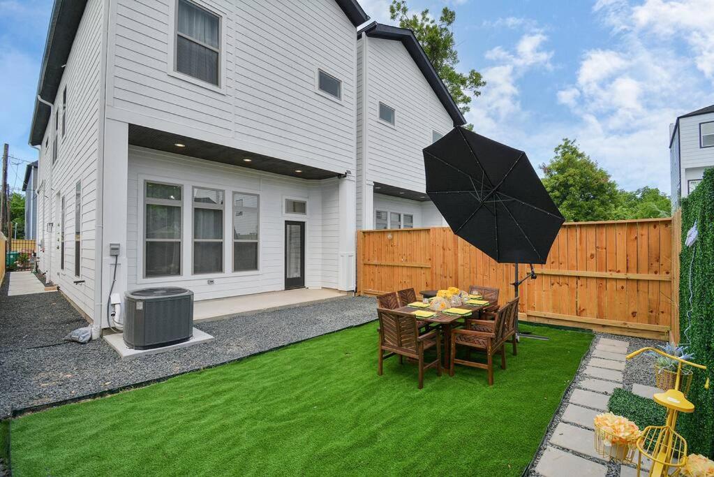 Blissful Getaway Home With Hot Tub & Backyard Near Downtown ฮูสตัน ภายนอก รูปภาพ