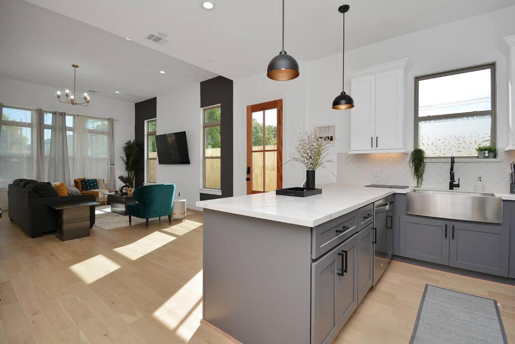 Blissful Getaway Home With Hot Tub & Backyard Near Downtown ฮูสตัน ภายนอก รูปภาพ