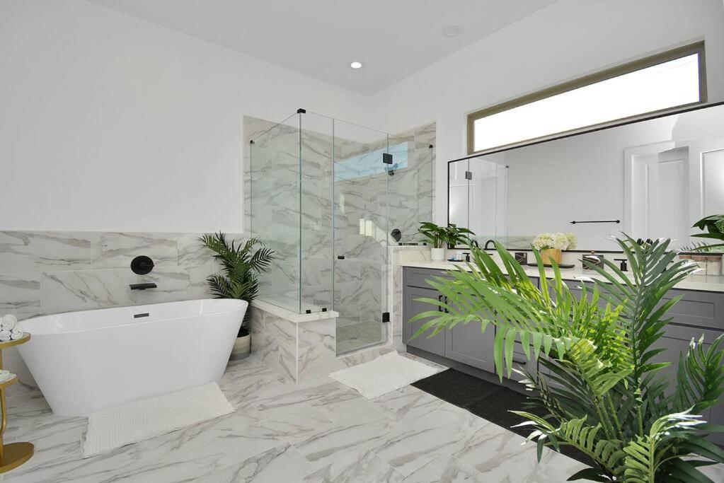Blissful Getaway Home With Hot Tub & Backyard Near Downtown ฮูสตัน ภายนอก รูปภาพ